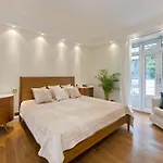 Huge Hyde Park Apartment Of Ca. 300 Sqm